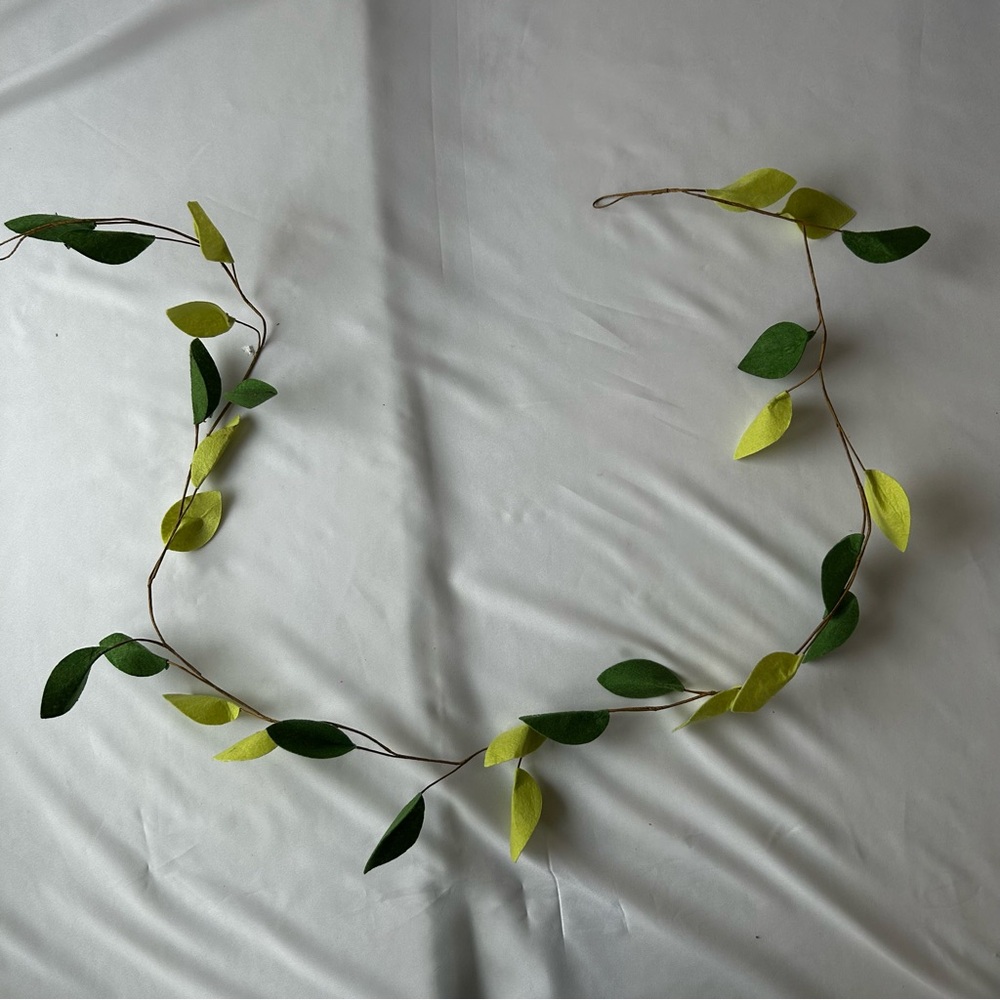 Four pieces, Spritz Green and Yellow Leaf Garland
